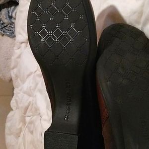 Brand new ankle boots with sidebuckle and they zip